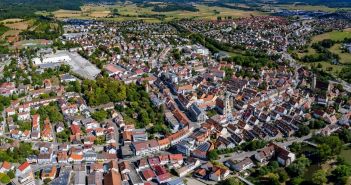 Gemeinderat genehmigt zwei neue Projekte für Gewerbeentwicklung im Baugebiet (Foto: AdobeStock - GDMpro S.R.O. 526715155)