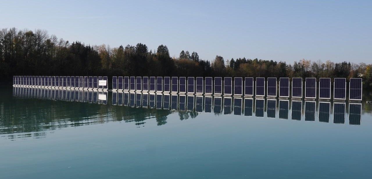 Weltweit erste schwimmende Photovoltaik-Anlage revolutioniert nachhaltige (Foto: SINN Power GmbH)